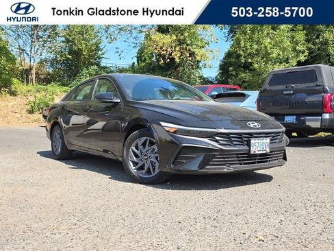 Used 2025 Hyundai Elantra Hybrid FWD image 1