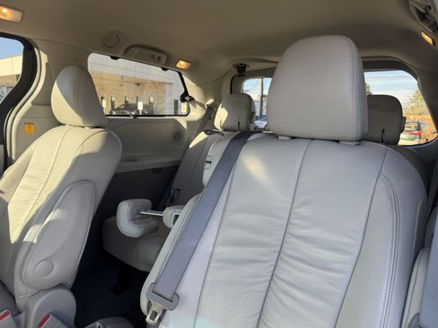 Used 2012 Toyota Sienna XLE image 15