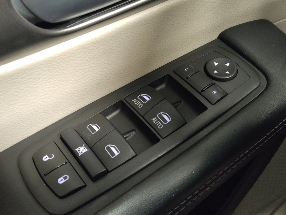 Used 2024 Chrysler Pacifica Touring-L FWD image 27