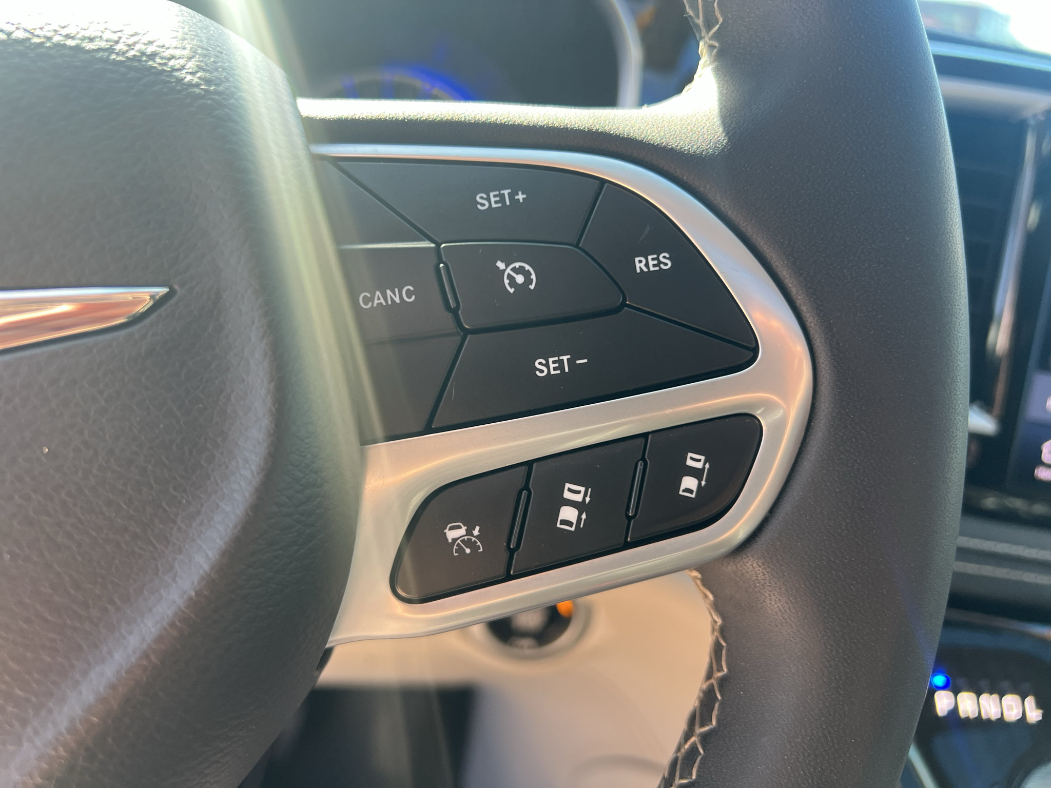 Used 2023 Chrysler Pacifica Limited FWD image 27