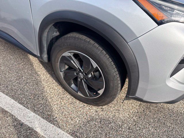 Used 2024 Nissan Rogue SV AWD/4WD image 3