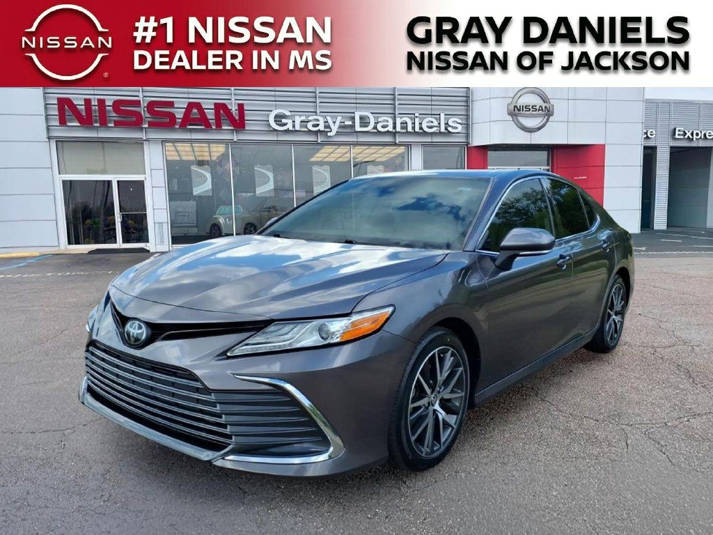 Used 2022 Toyota Camry XLE FWD image 3