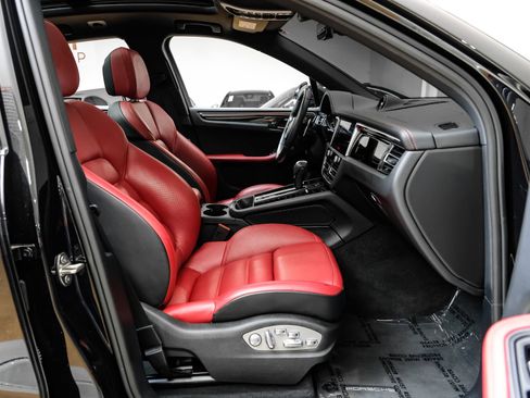 Used 2024 Porsche Macan image 36