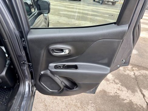 Used 2022 Jeep Renegade Limited image 30