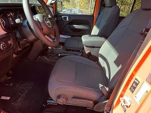 New 2025 Jeep Gladiator Sport image 15