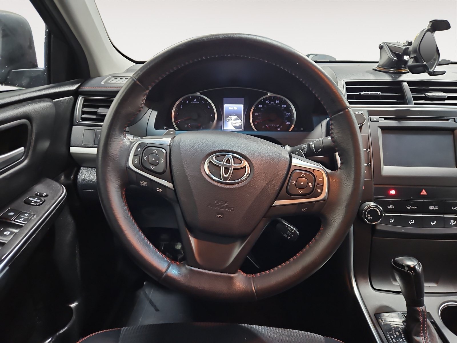 Used 2017 Toyota Camry SE w/ Moonroof Package FWD image 12