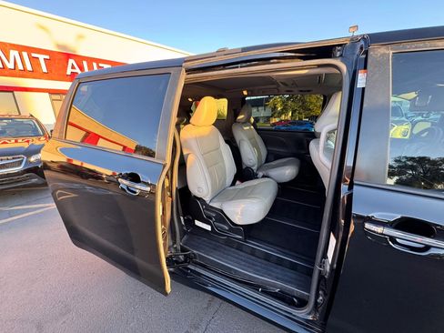 Used 2019 Toyota Sienna Limited Premium image 29