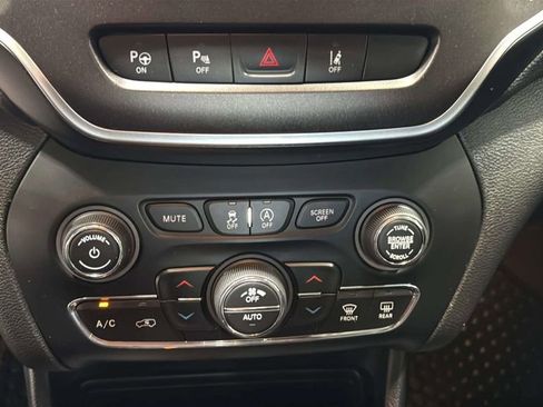 Used 2019 Jeep Cherokee Trailhawk AWD/4WD image 29