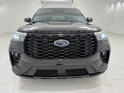 Used 2025 Ford Explorer ST-Line w/ ST-Line Street Pack image 2