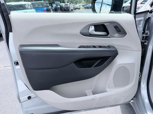 Used 2024 Chrysler Pacifica Touring-L FWD image 29