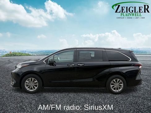 Used 2023 Toyota Sienna XLE image 3