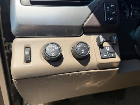 Used 2016 Chevrolet Suburban LT w/ Luxury Package AWD/4WD image 19