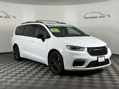 Used 2025 Chrysler Pacifica Limited FWD image 2