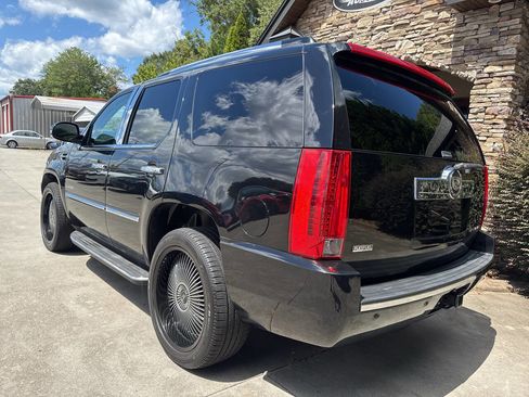 Used 2012 Cadillac Escalade Luxury image 4