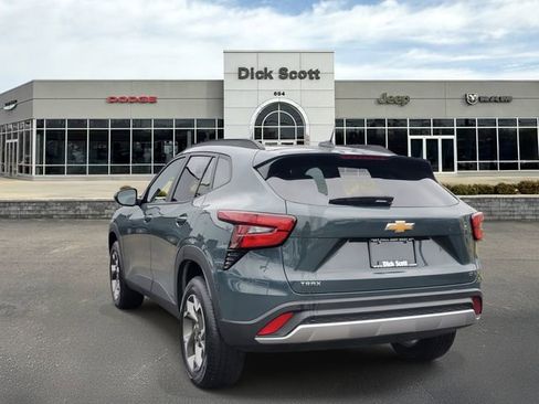 Used 2025 Chevrolet Trax LT w/ Driver Confidence Package image 3