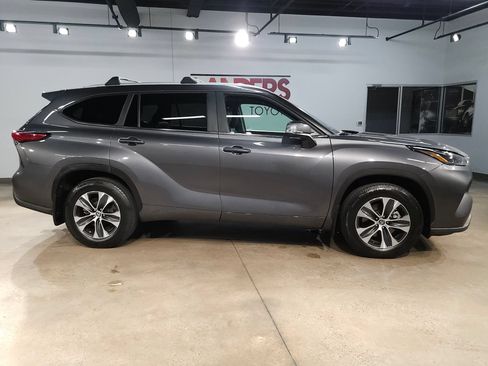 Used 2023 Toyota Highlander XLE AWD/4WD image 8