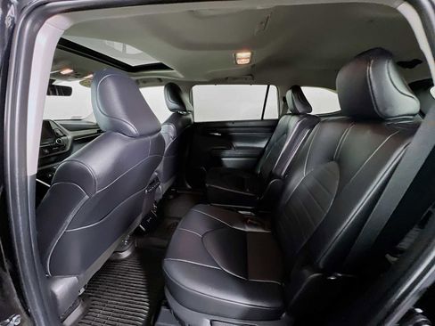 Used 2024 Toyota Highlander XLE image 25