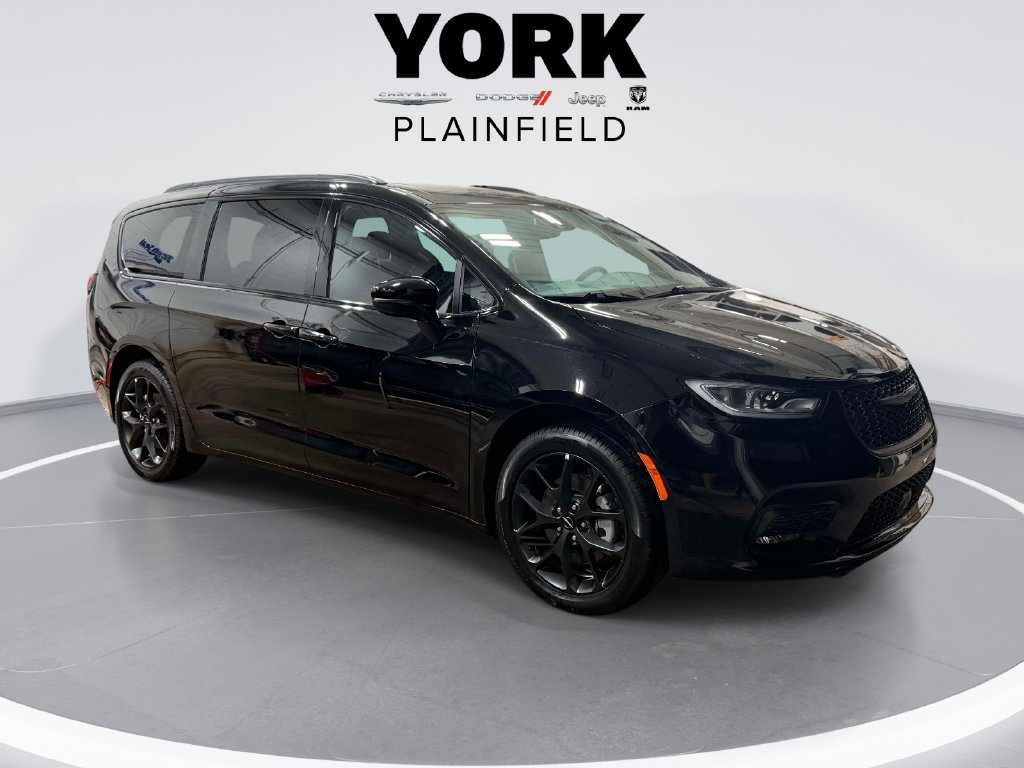 Used 2024 Chrysler Pacifica Limited w/ S Appearance Package AWD/4WD image 3