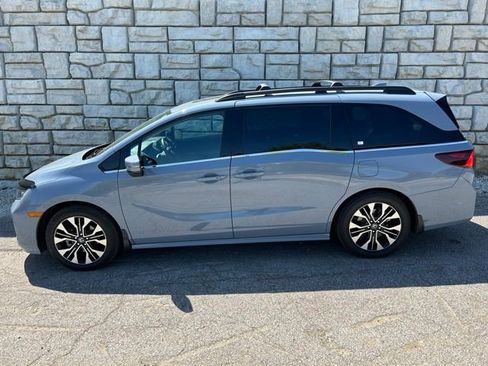 Used 2025 Honda Odyssey Elite image 3