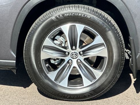 Used 2021 Toyota Highlander XLE FWD image 25