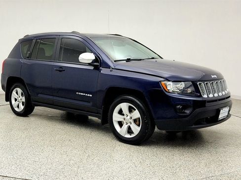 Used 2017 Jeep Compass Latitude FWD image 3