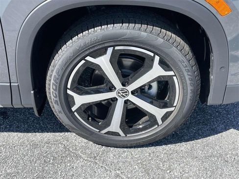 New 2025 Volkswagen Tiguan SE image 12