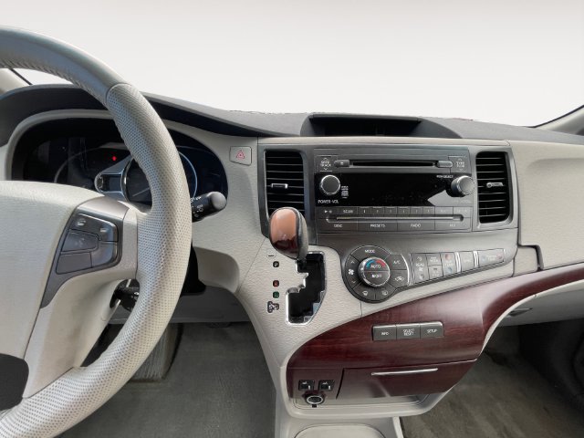Used 2012 Toyota Sienna XLE FWD image 11