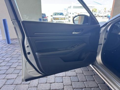 Used 2024 Nissan Altima 2.5 SV image 10