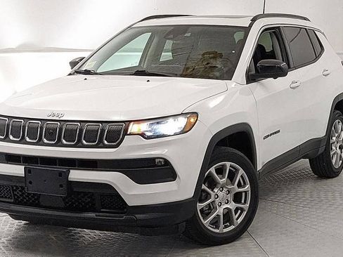 Used 2022 Jeep Compass Latitude w/ Sun and Sound Group AWD/4WD image 6