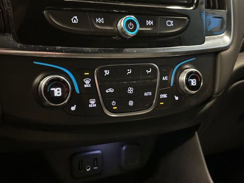 Used 2023 Chevrolet Traverse LT AWD/4WD image 14