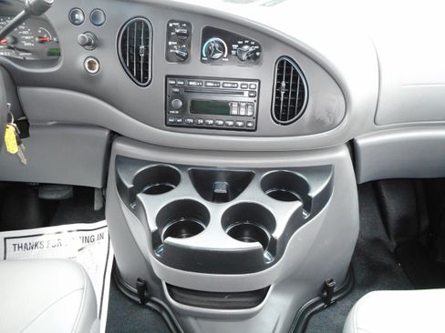 Used 2008 Ford E-350 and Econoline 350 Super Duty Wagon image 25