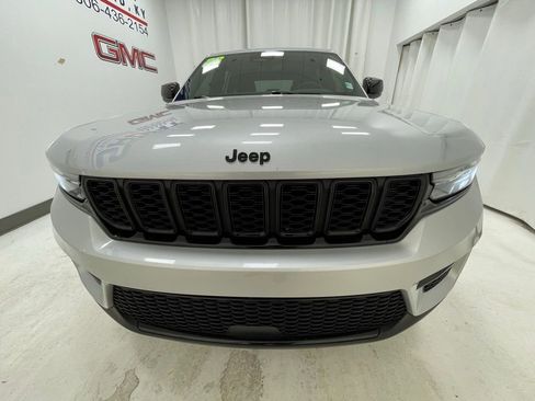 Used 2023 Jeep Grand Cherokee Altitude AWD/4WD image 2