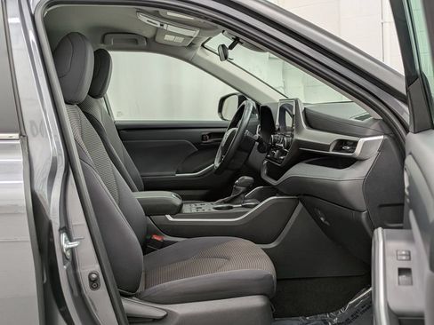Used 2024 Toyota Highlander LE AWD/4WD image 20