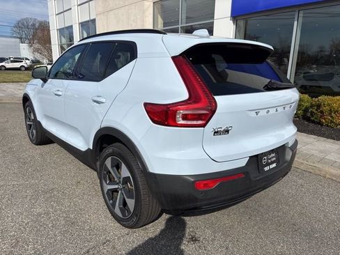Used 2025 Volvo XC40 B5 Plus image 3