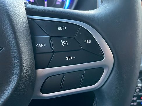 Used 2018 Chrysler 300 Touring image 39