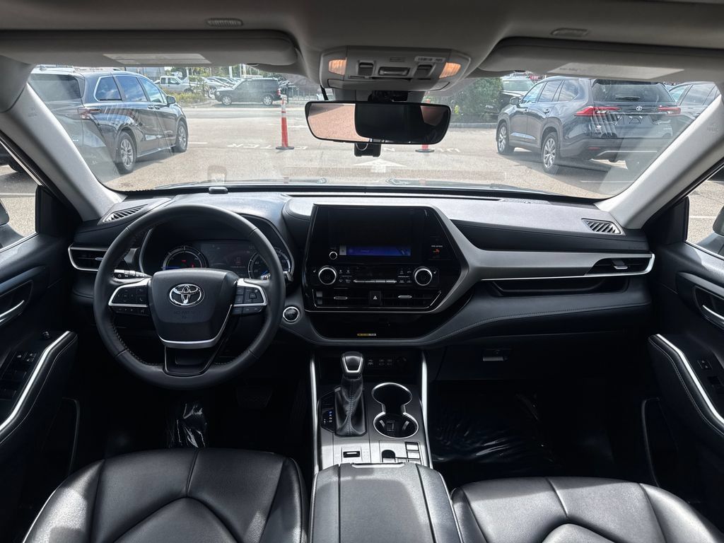 Used 2023 Toyota Highlander XLE AWD/4WD image 12