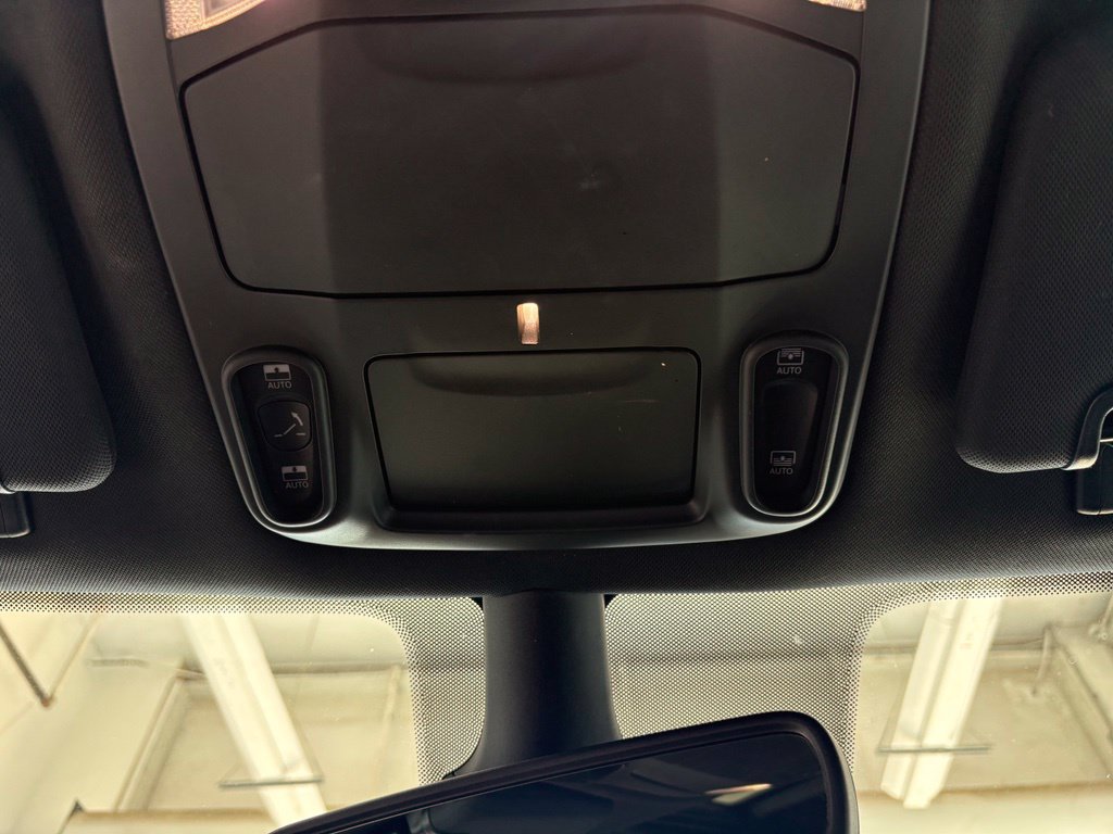Used 2025 Chrysler Pacifica Limited FWD image 24