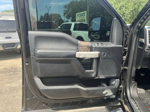 Used 2017 Ford F250 Lariat w/ Lariat Value Package AWD/4WD image 18