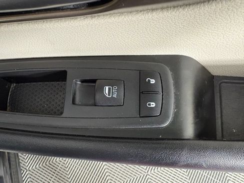 Used 2019 Chrysler Pacifica Touring-L FWD image 38