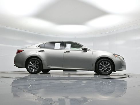 Used 2015 Lexus ES 300h w/ Navigation System Package image 47