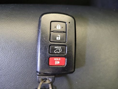 Used 2019 Toyota Highlander XLE AWD/4WD image 32