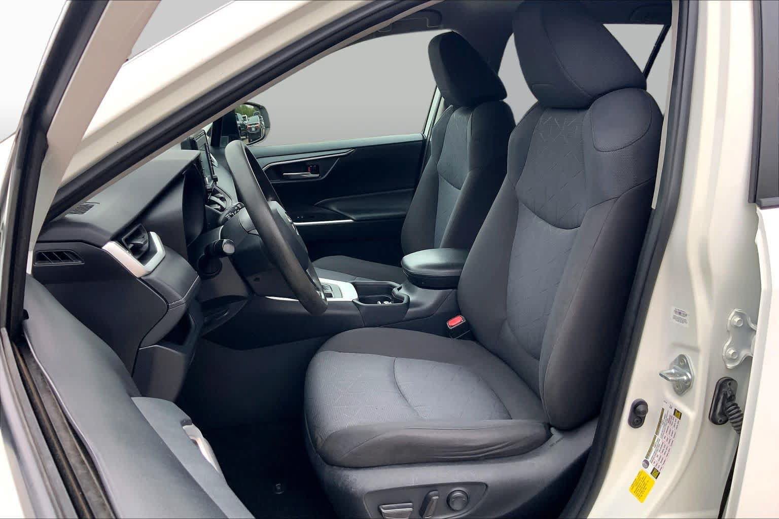 Used 2020 Toyota RAV4 XLE FWD image 8