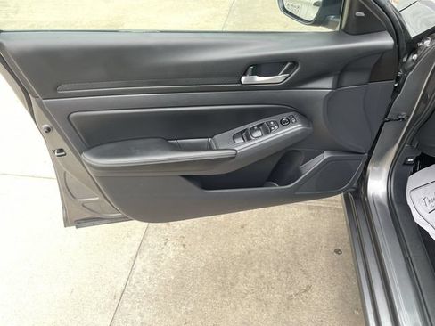 Used 2025 Nissan Altima 2.5 SV FWD image 14