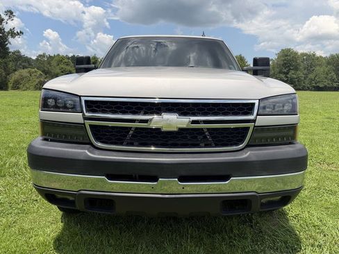 Used 2006 Chevrolet Silverado 2500 LT w/ Heavy-Duty Power Package AWD/4WD image 2