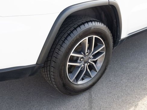 Used 2019 Jeep Grand Cherokee Limited AWD/4WD image 9