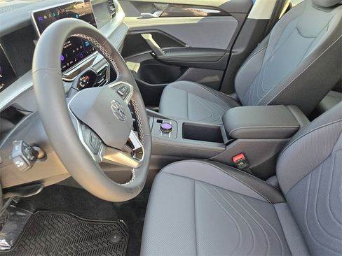 New 2025 Volkswagen Tiguan SE image 11