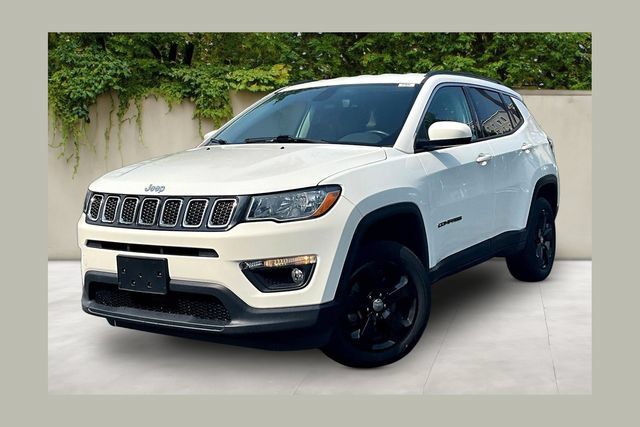 Used 2019 Jeep Compass Latitude w/ Cold Weather Group AWD/4WD image 1