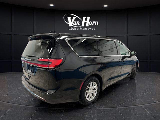 Used 2024 Chrysler Pacifica Touring-L FWD image 3