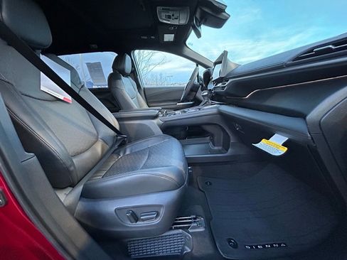 Used 2026 Toyota Sienna Platinum image 28