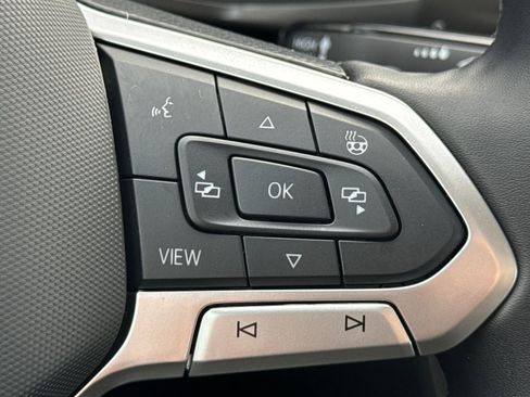 Certified 2025 Volkswagen Taos SE image 31